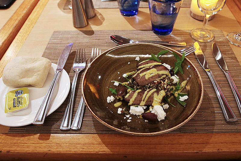 “Captain Dinner”のコース料理より。エントリーは「Warm lamb salad, baby greens, pumpkin, kalamata olives, quinoa, feta cheese with dijon honey mustard dressing」