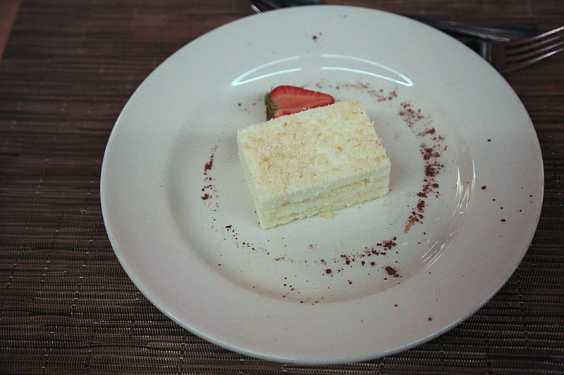 デザートは「Coconut mousse, smooth coconut cream mousse on sponge base topped with toasted coconut Chocolate hazelnut cloud, with a silky-smooth centre」