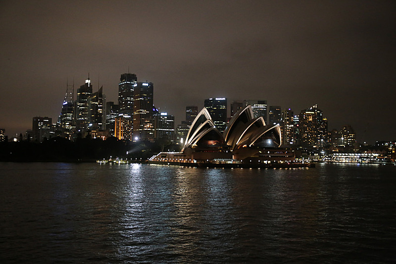 再びオープンデッキへ。刻々と変化する調和された夜景が美しい