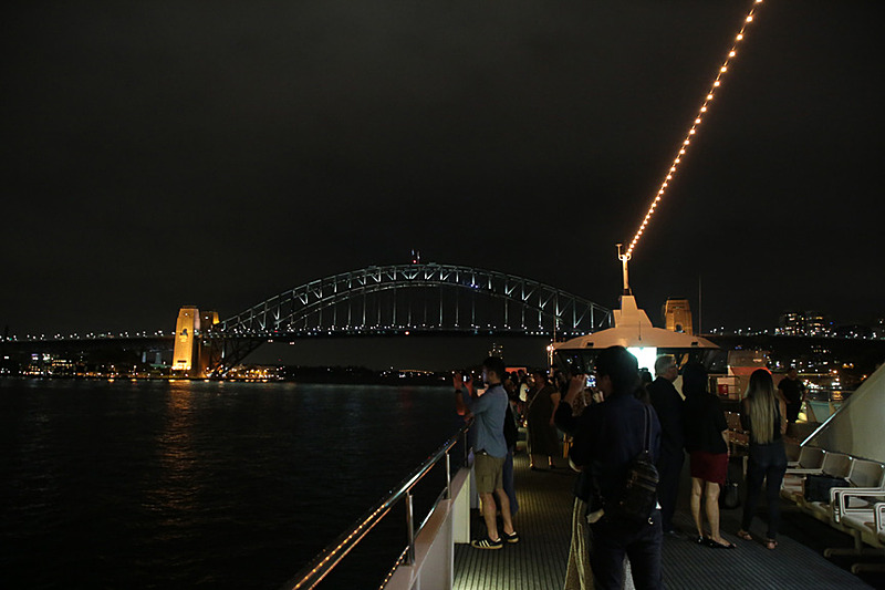 食事を終えた乗客もデッキで撮影を楽しんでいた