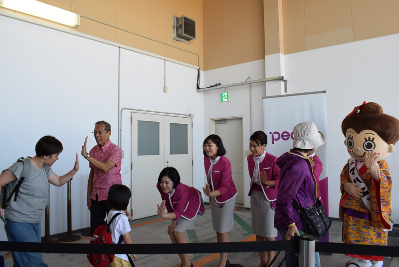 恒例のハイタッチによるお見送り