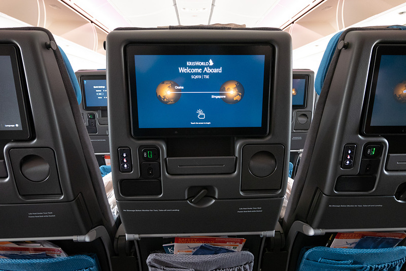 11.6インチのシートモニター。テーブルをたたんだ状態でも使えるポケットやドリンクホルダーも備える