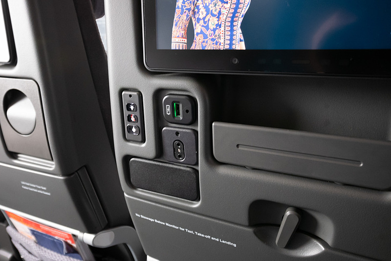 USB充電ポートや読書灯、CAコールボタンなども前席の背もたれ部に集約