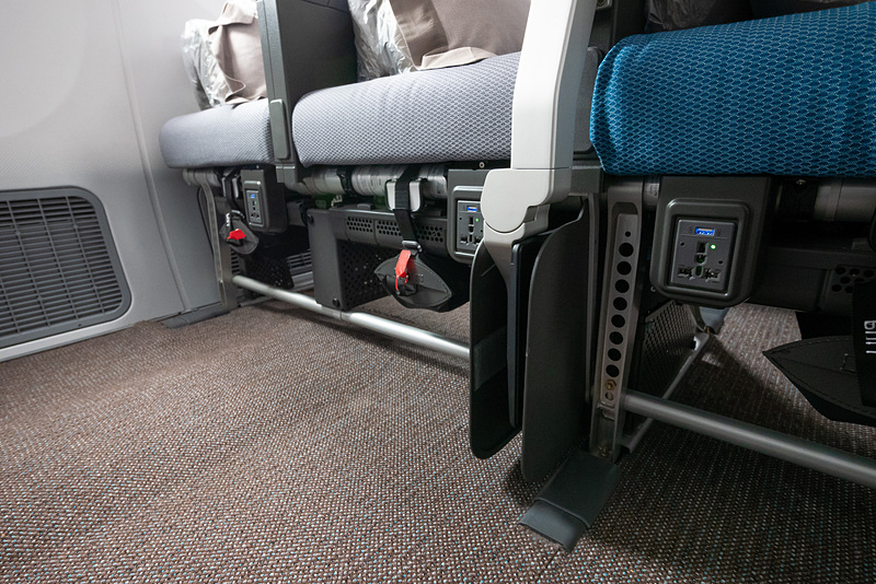 ユニバーサルAC電源はバルクヘッド席では1席につき1個、そのほかは3席につき2個を備える。前席側にあるので抜き差ししやすい