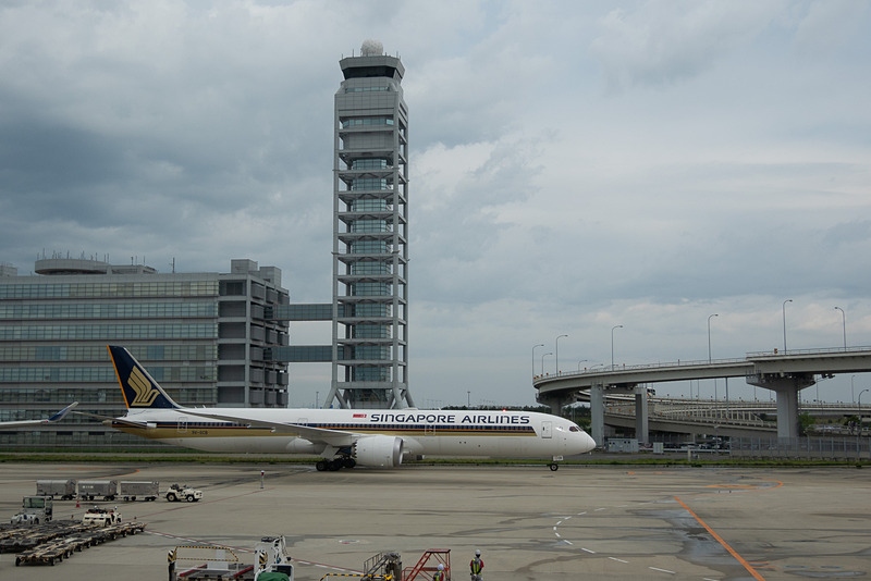 ボーイング 787-10型機の定期便初便となったSQ618便が関空に到着