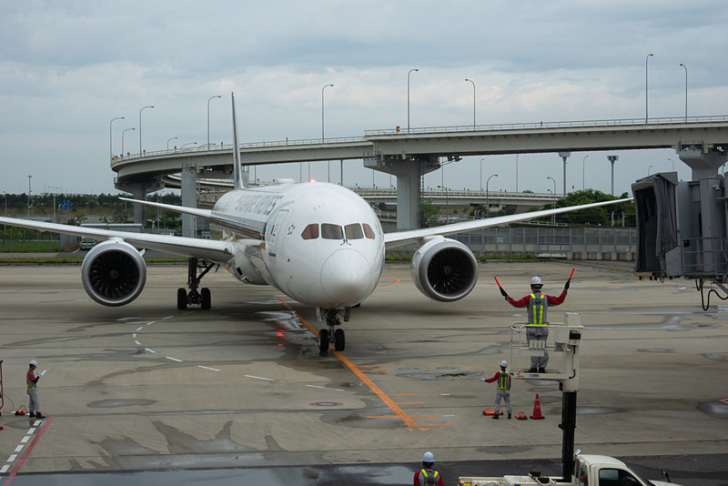 マーシャラーの誘導でスポットインし、PBB（搭乗橋）を接続