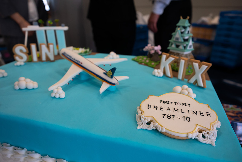 ボーイング 787-10型機が関空～シンガポール線で運航されることを記念したアートケーキ