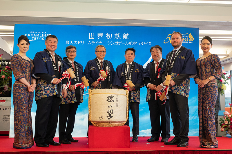 左から順に、シンガポール航空 日本支社長 デイヴィッド・ラウ氏、シンガポール航空 北アジア地区 リージョナルバイスプレジデント タン・ティオ・コー氏、シンガポール航空 コマーシャル担当エグゼクティブバイスプレジデント（副社長）  マック・スィー・ワー氏、シンガポール共和国大使館 首席公使 イサン・チュア氏、新関西国際空港株式会社 審議役 真鍋英樹氏、関西エアポート株式会社 専務執行役員 最高商業責任者（航空担当） グレゴリー・ジャメ氏