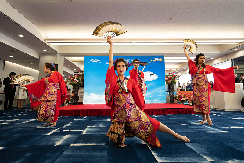 「新井風味」による和装でのダンスパフォーマンスや、奈良県の帝塚山学園中学校・高等学校 弦楽部による演奏（写真右下）が搭乗口を盛り上げた