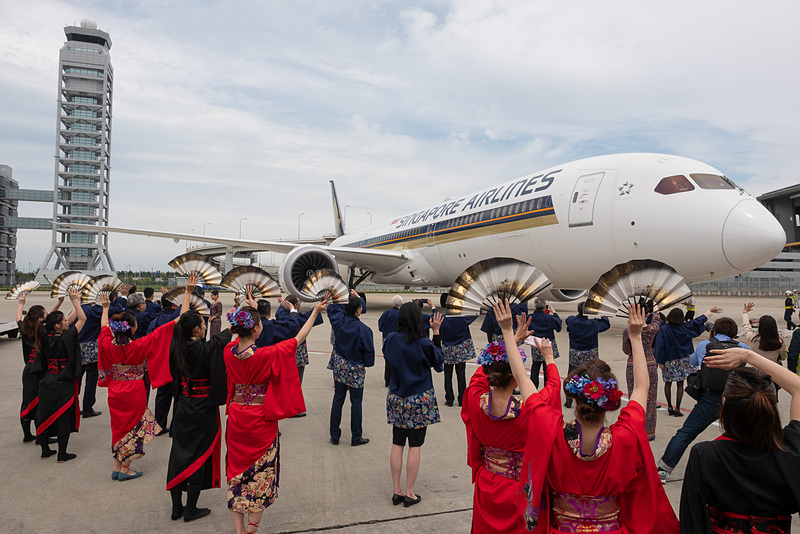 「新井風味」のメンバーや関係者も地上に降り、出発を見送った