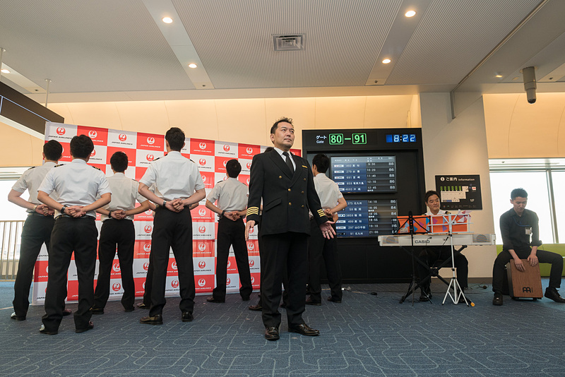 男の子憧れのパイロットによる「JAL空飛ぶ合唱団」が歌声を披露