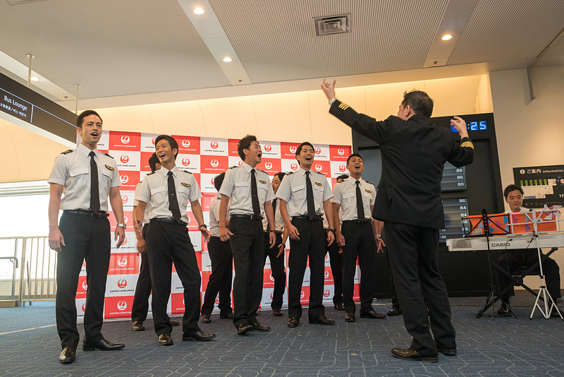 男の子憧れのパイロットによる「JAL空飛ぶ合唱団」が歌声を披露