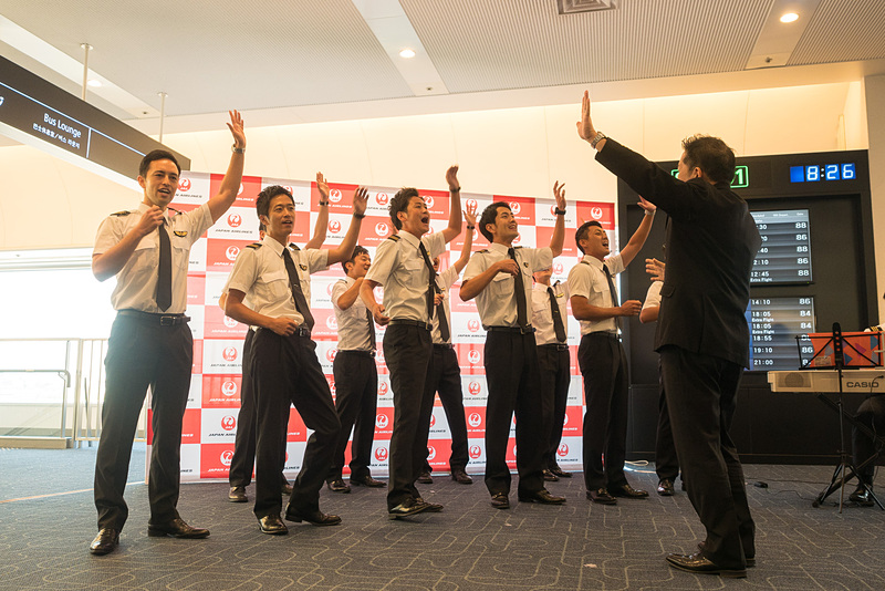 男の子憧れのパイロットによる「JAL空飛ぶ合唱団」が歌声を披露