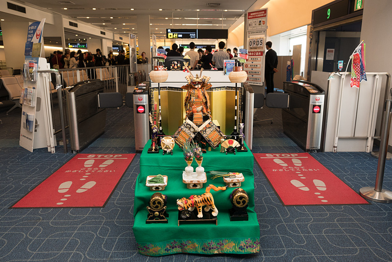 こいのぼりフライトの搭乗口に飾られた五月人形