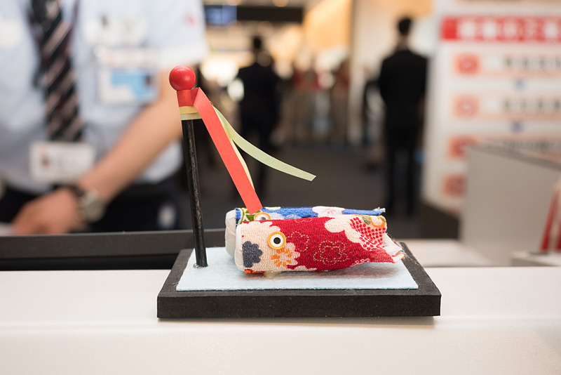 搭乗口には、端午の節句に関連したさまざまな装飾