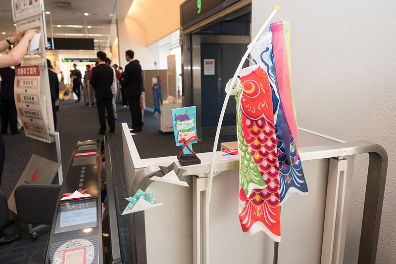 搭乗口には、端午の節句に関連したさまざまな装飾