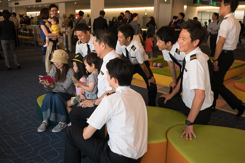 搭乗口のまわりではパイロットや男性スタッフらとの記念撮影などが行なわれ、普段あまり機会のない交流の場となった