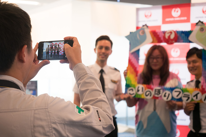 搭乗口のまわりではパイロットや男性スタッフらとの記念撮影などが行なわれ、普段あまり機会のない交流の場となった