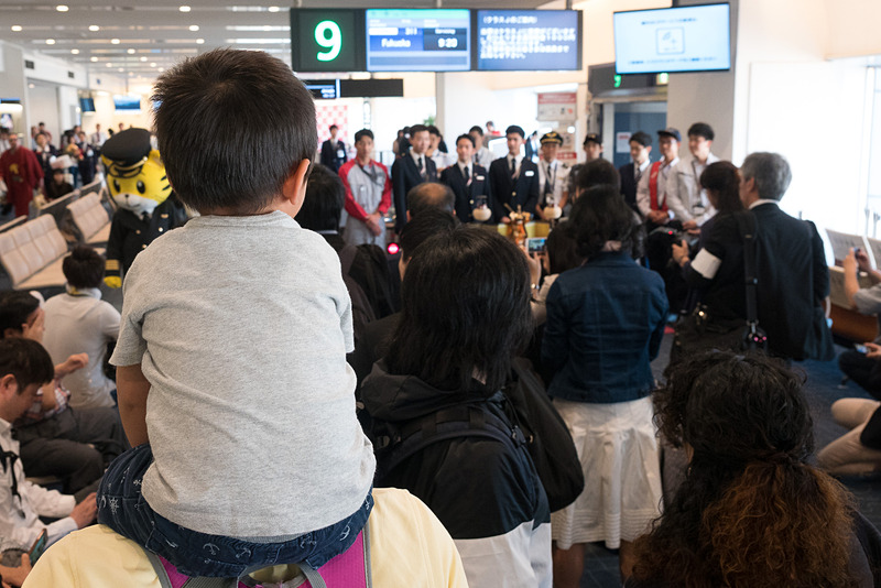 搭乗口のまわりではパイロットや男性スタッフらとの記念撮影などが行なわれ、普段あまり機会のない交流の場となった
