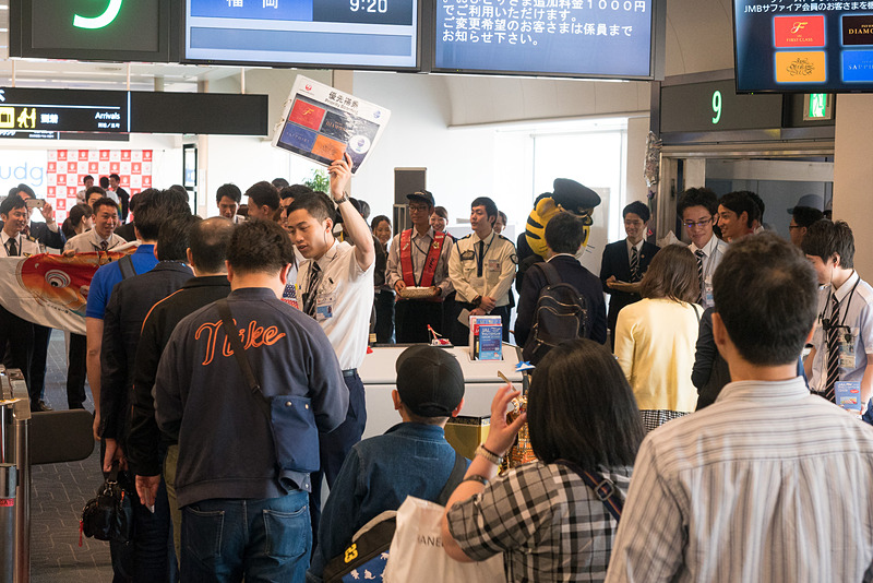 乗客には搭乗証明書や手書きメッセージを搭乗口で配布。搭乗口のアナウンスや改札スタッフも、もちろん男性のみ。機内ではハンドタオルと柏餅が配布されるという