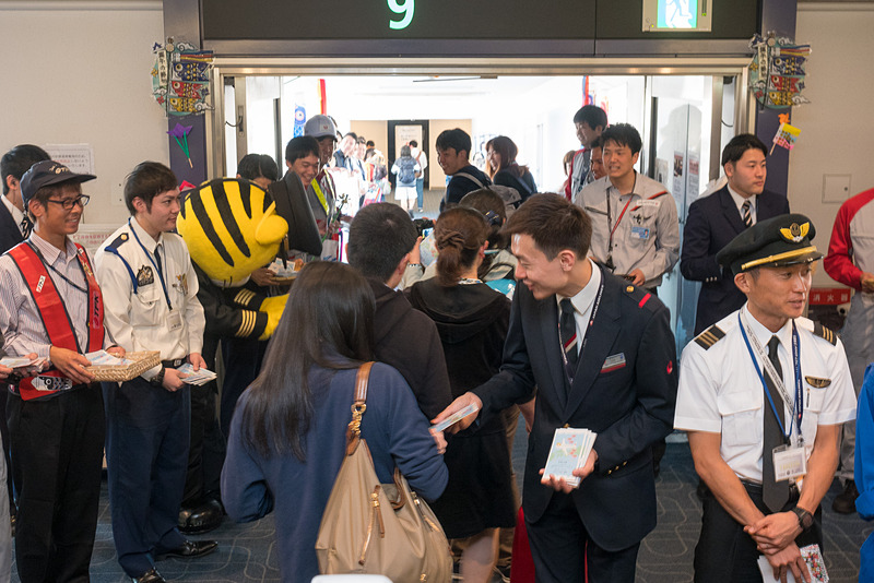 乗客には搭乗証明書や手書きメッセージを搭乗口で配布。搭乗口のアナウンスや改札スタッフも、もちろん男性のみ。機内ではハンドタオルと柏餅が配布されるという