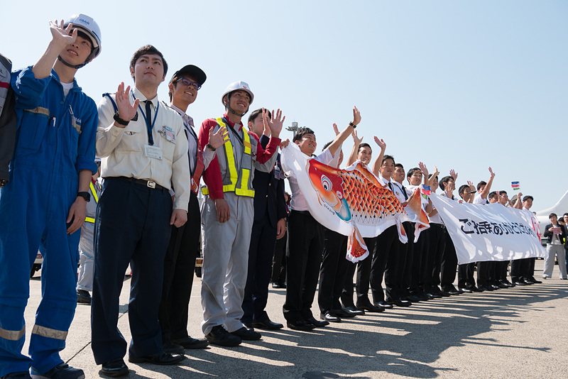 プッシュバックが始まったJAL311便へ手を振って見送り。パイロット2名も手を振って返す