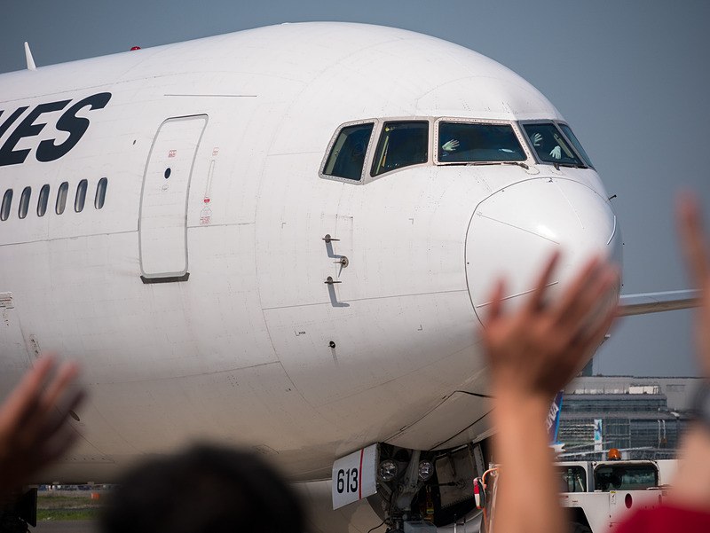 プッシュバックが始まったJAL311便へ手を振って見送り。パイロット2名も手を振って返す