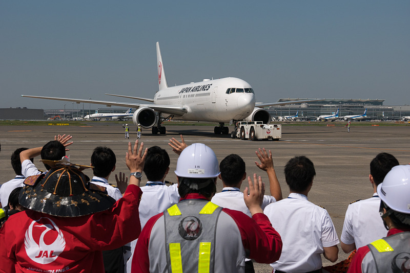 プッシュバックが終わり、トーイングカーが外れて出発。機体が見えなくなるまで手を振って見送られた