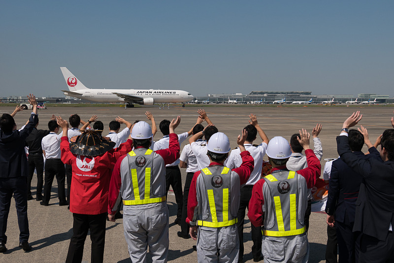 プッシュバックが終わり、トーイングカーが外れて出発。機体が見えなくなるまで手を振って見送られた