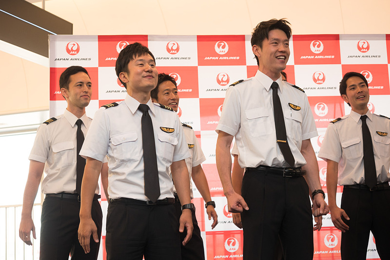 「こいのぼりフライト」の搭乗口前でのステージはマイクなしで生の歌声を披露