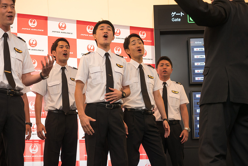 「こいのぼりフライト」の搭乗口前でのステージはマイクなしで生の歌声を披露