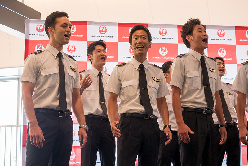 「こいのぼりフライト」の搭乗口前でのステージはマイクなしで生の歌声を披露