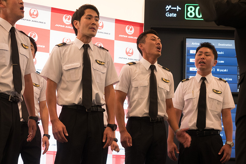 「こいのぼりフライト」の搭乗口前でのステージはマイクなしで生の歌声を披露