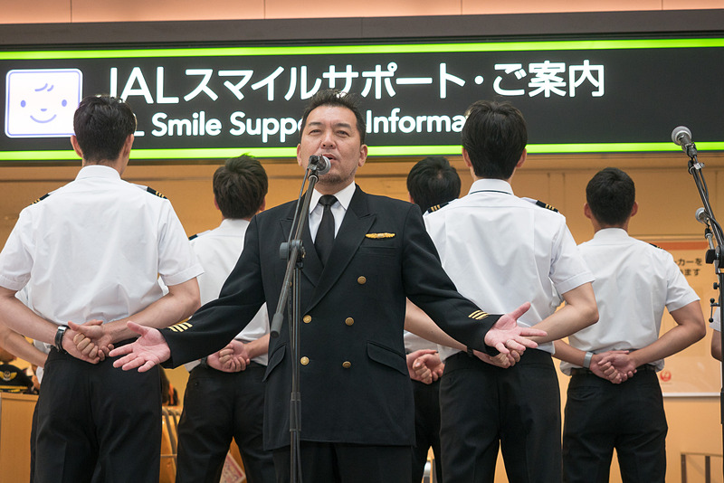 羽田空港第1旅客ターミナルのJALスマイルサポート前でも披露。こちらは一般エリアということもあって、声が響くと人だかりに