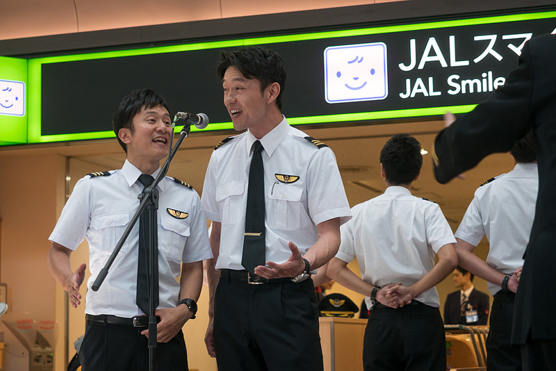 羽田空港第1旅客ターミナルのJALスマイルサポート前でも披露。こちらは一般エリアということもあって、声が響くと人だかりに