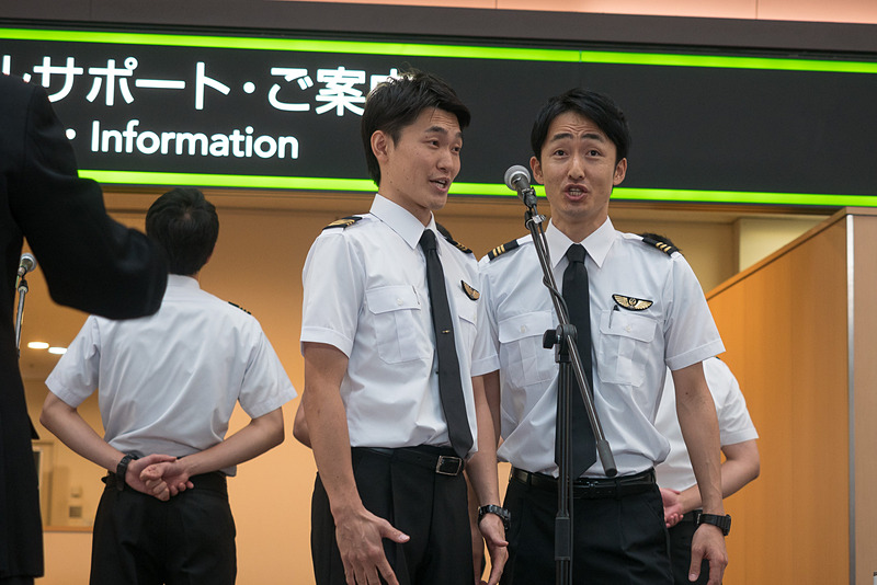 羽田空港第1旅客ターミナルのJALスマイルサポート前でも披露。こちらは一般エリアということもあって、声が響くと人だかりに