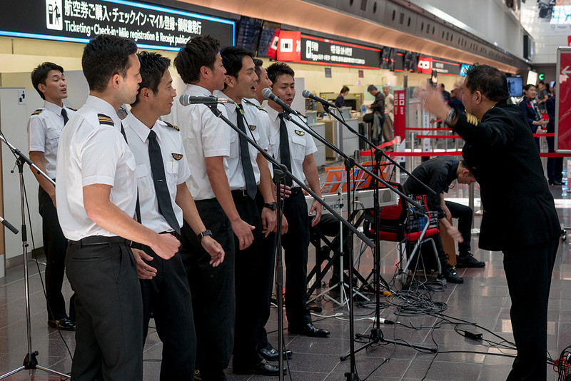 羽田空港第1旅客ターミナルのJALスマイルサポート前でも披露。こちらは一般エリアということもあって、声が響くと人だかりに