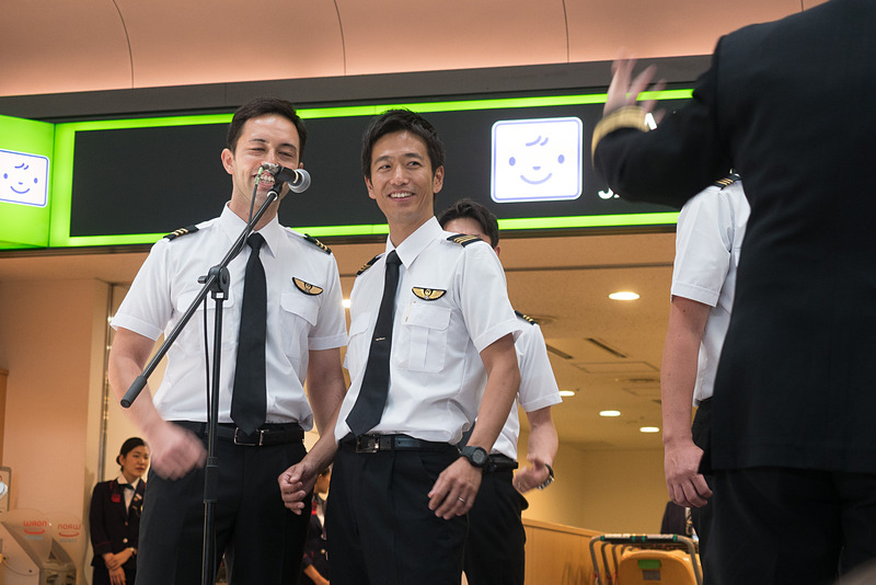 羽田空港第1旅客ターミナルのJALスマイルサポート前でも披露。こちらは一般エリアということもあって、声が響くと人だかりに
