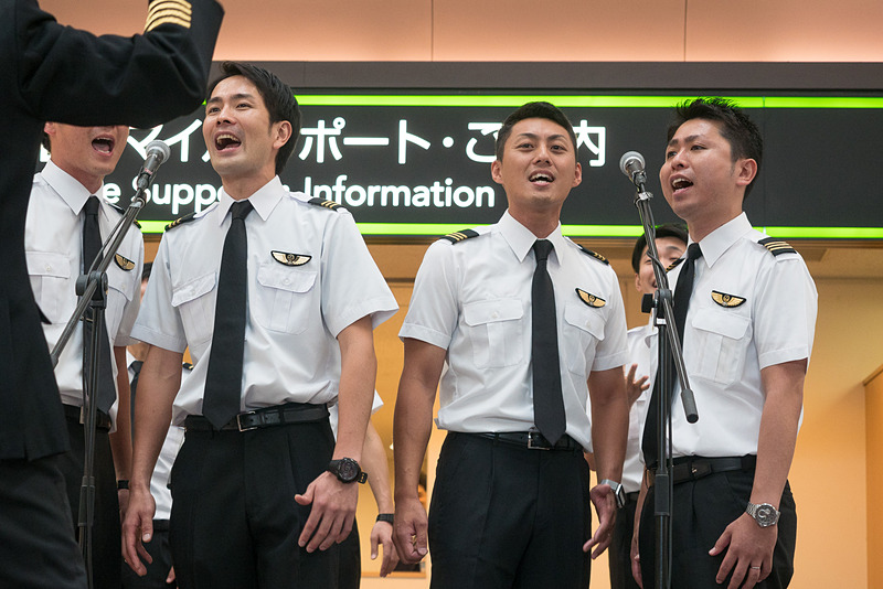 羽田空港第1旅客ターミナルのJALスマイルサポート前でも披露。こちらは一般エリアということもあって、声が響くと人だかりに