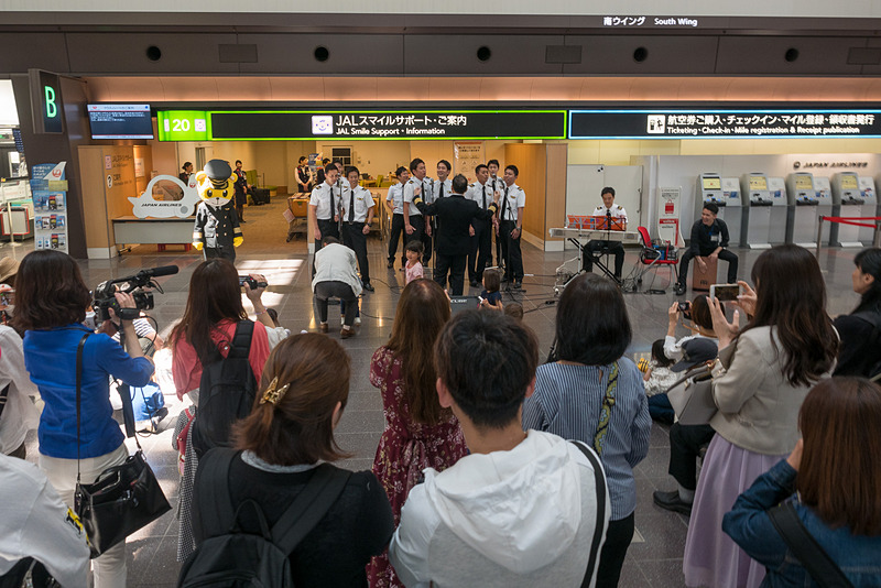 JALスマイルサポート前でのパフォーマンスでは子供を中心に多くの人が見学。パイロットから子供たちにシールが送られた。普段は乗客と接する機会が少ないパイロットにとっても貴重な機会になっている
