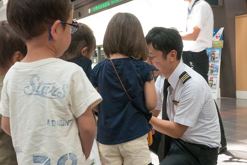JALスマイルサポート前でのパフォーマンスでは子供を中心に多くの人が見学。パイロットから子供たちにシールが送られた。普段は乗客と接する機会が少ないパイロットにとっても貴重な機会になっている