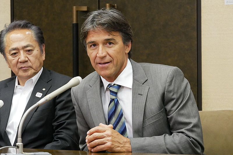 記者会見で挨拶する、プロフェッショナルウインドサーフィン協会 会長のジミー・ディアス氏