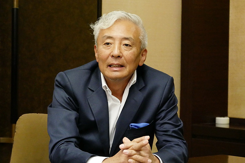 観戦アプリや大会の見所を説明する、日本ウインドサーフィン協会 会長の長谷川浩氏