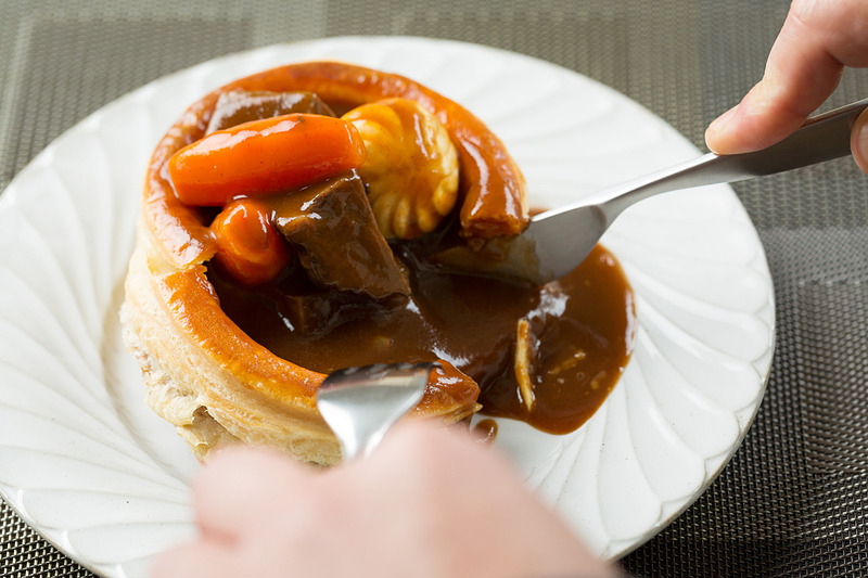 サクサクのポット型パイにシチューやサラダ、フルーツなど好みの具材を入れて楽しめる「ヴォロヴァン」（画像提供：星野リゾート）