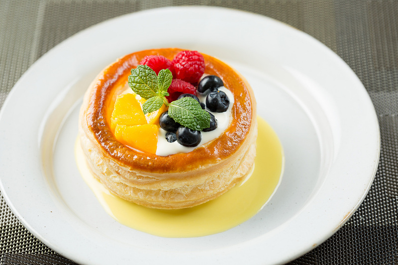 サクサクのポット型パイにシチューやサラダ、フルーツなど好みの具材を入れて楽しめる「ヴォロヴァン」（画像提供：星野リゾート）