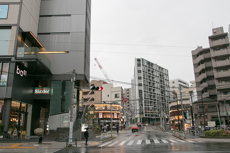 左が「ba1」（OMO5 東京大塚）、その右隣の奥に見えるのが「ba2」（大塚のれん街）。中央奥にある建物が「ba3」（ba apartment：賃貸マンション）