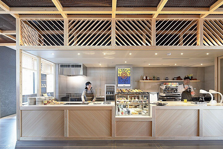 OMOカフェは朝食はもちろん、街歩きの出発前にお茶したり、夕食後にクラフトビールを楽しんだりと、1日をとおして利用できるオールデイカフェ（画像提供：星野リゾート）