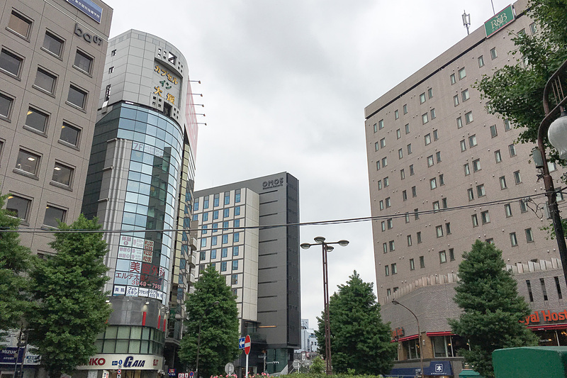 星野リゾート　OMO5 東京大塚はJR大塚駅北口を出て徒歩1分。都電荒川線の手前にある