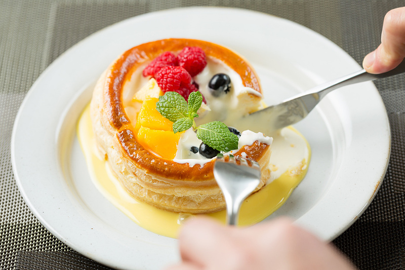 サクサクのポット型パイにシチューやサラダ、フルーツなど好みの具材を入れて楽しめる「ヴォロヴァン」（画像提供：星野リゾート）