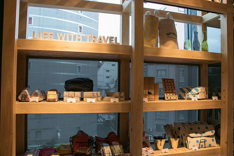 OMOベースでは誰でも閲覧できる本の展示や、大塚ならではの産品の販売も